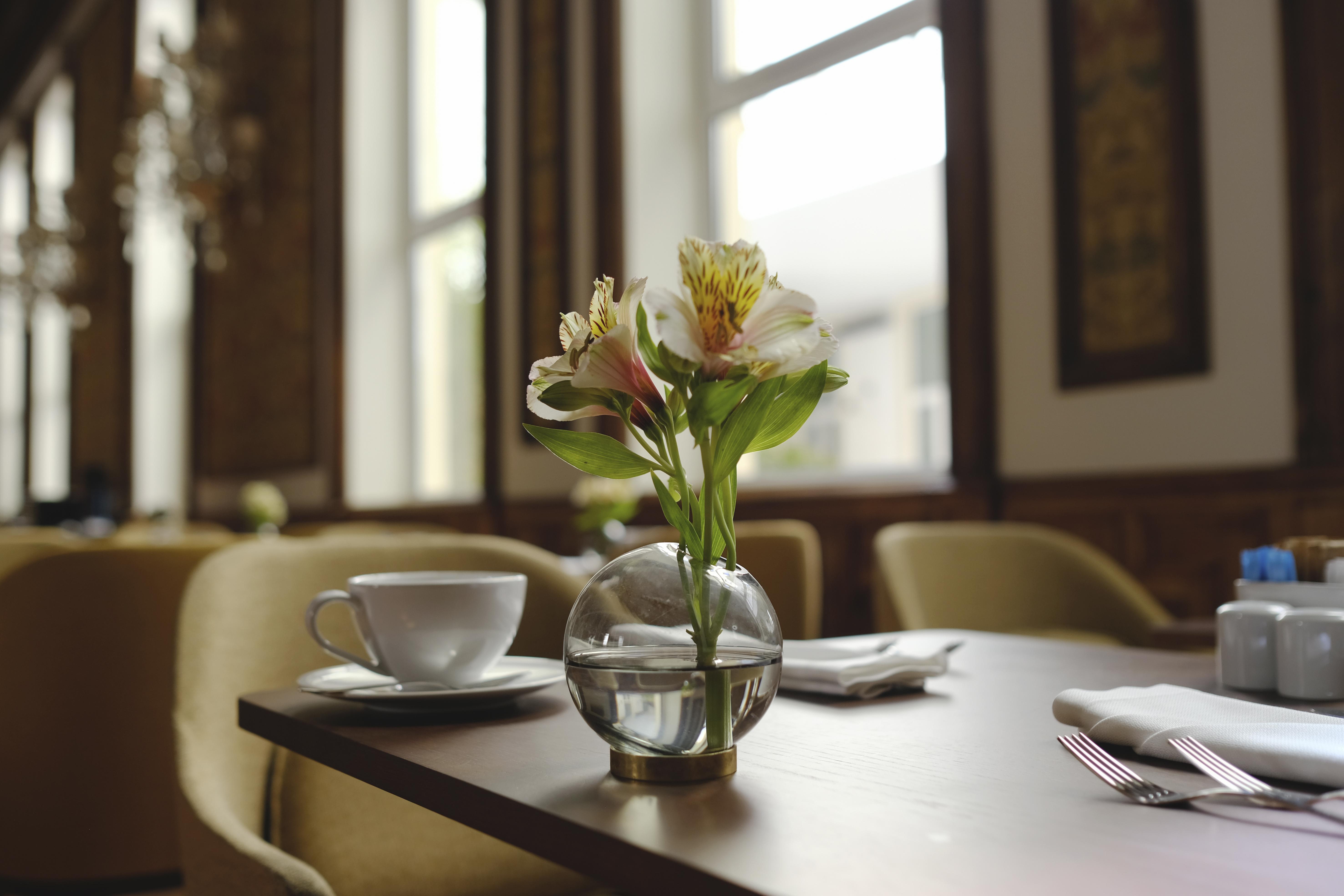Hospes Infante Sagres Porto - Small Luxury Hotels Of The World מראה חיצוני תמונה A table set for breakfast