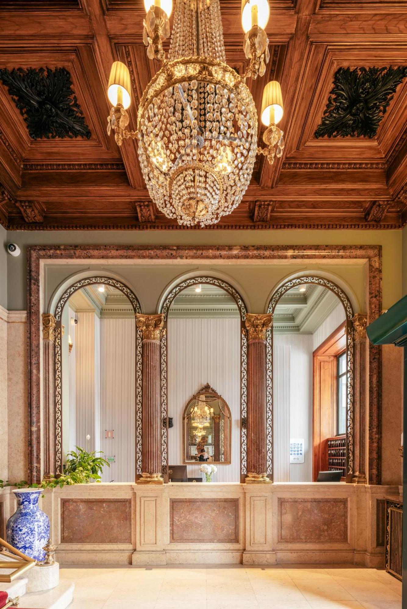 Hospes Infante Sagres Porto - Small Luxury Hotels Of The World מראה חיצוני תמונה The lobby of the 1905 building