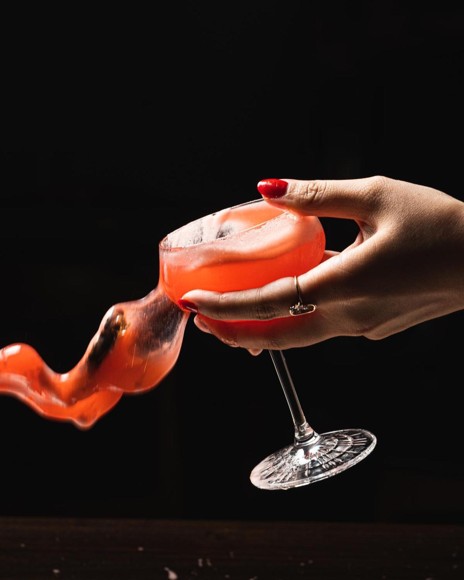 Hospes Infante Sagres Porto - Small Luxury Hotels Of The World מראה חיצוני תמונה A hand holding a glass of wine