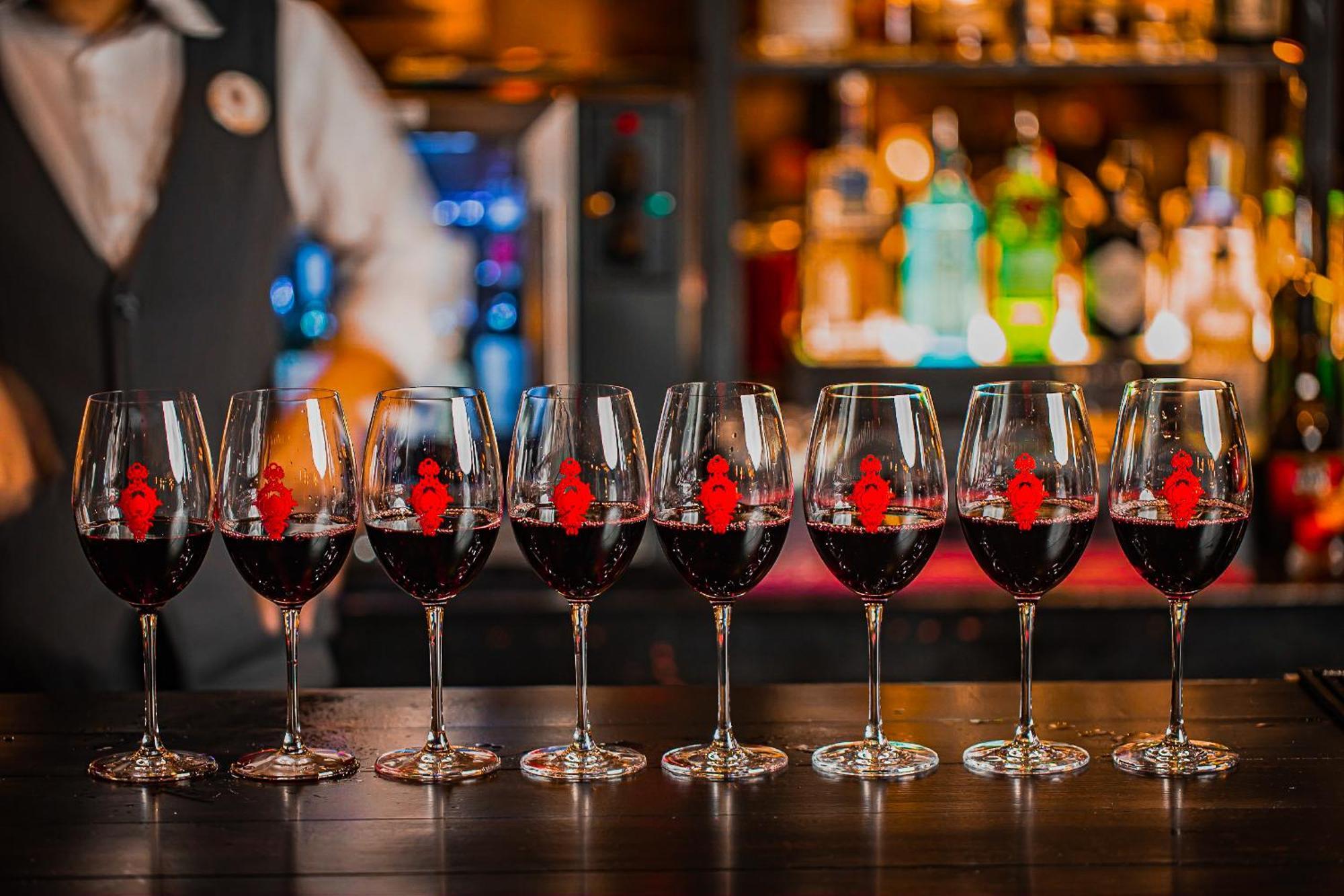Hospes Infante Sagres Porto - Small Luxury Hotels Of The World מראה חיצוני תמונה Wine glasses at a wine tasting